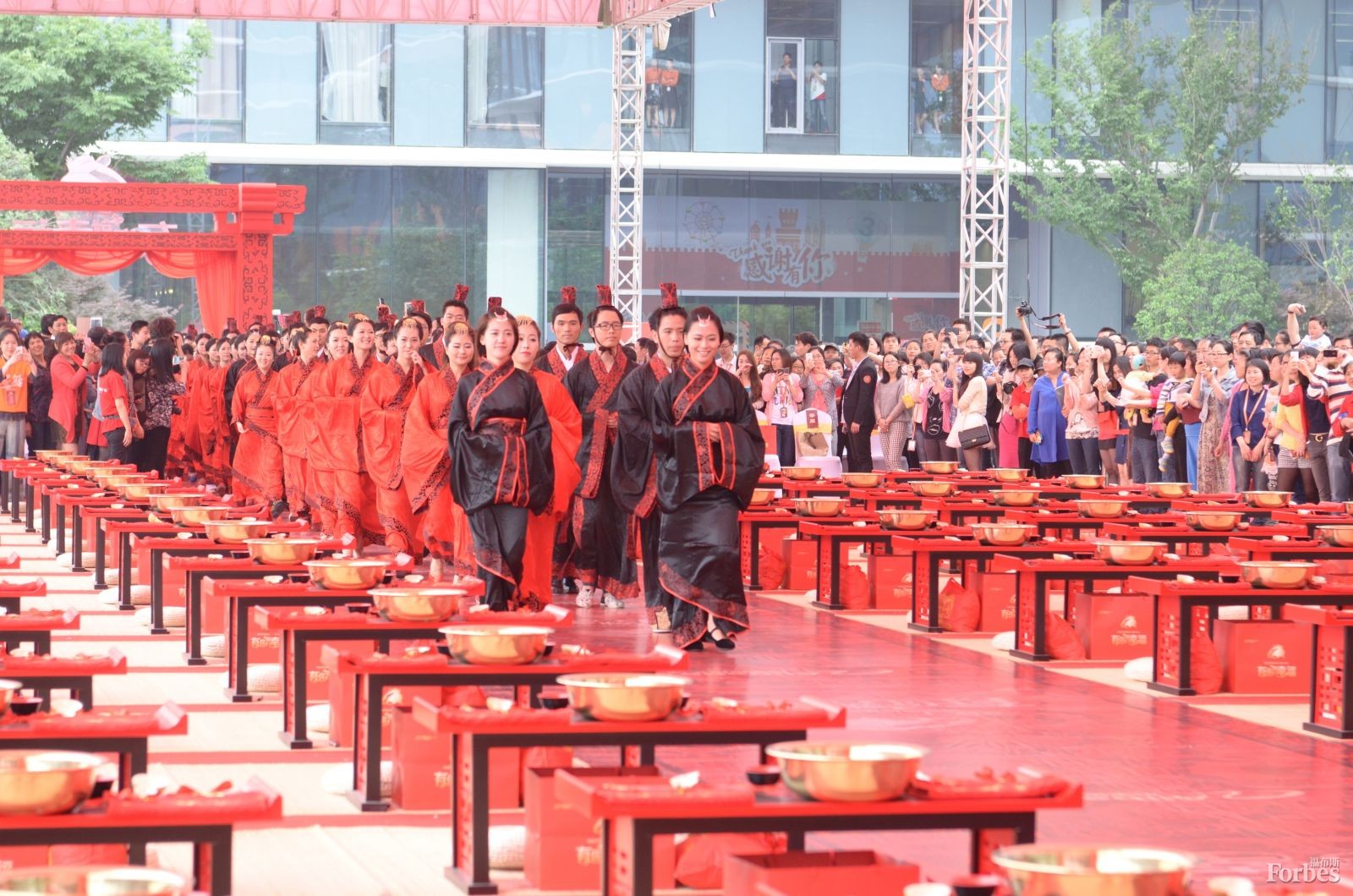 5月9日，阿里巴巴在杭州為102對新人舉行了集體婚禮，其中大部分為該公司員工。