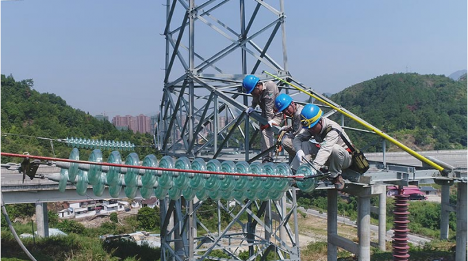 高空檢修忙 帶電更換絕緣子串