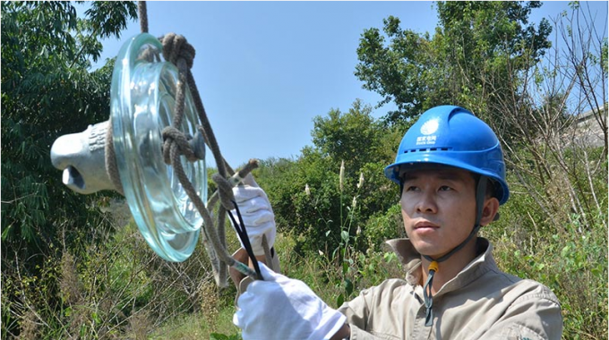 高空檢修忙 帶電更換絕緣子串