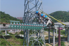 高空檢修忙 帶電更換絕緣子串