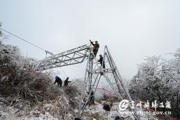 頂著風雪施工