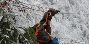 雪地里的電力維修