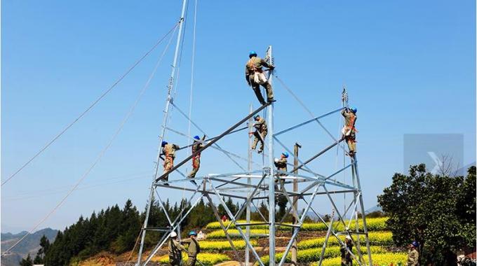 巴東供電加緊組塔 保高鐵建設用電