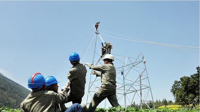 巴東供電加緊組塔 保高鐵建設用電