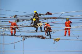 錫盟—泰州±800千伏特高壓直流輸電線路工程江蘇段線路架設接近尾聲