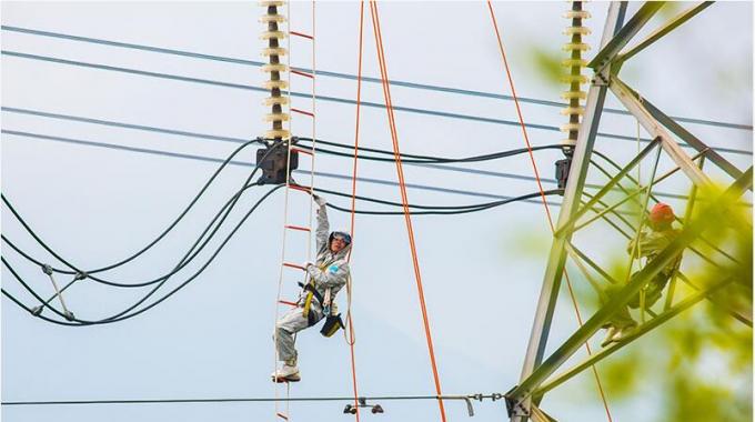 等電位帶電作業(yè) 消除500千伏輸電線路缺陷