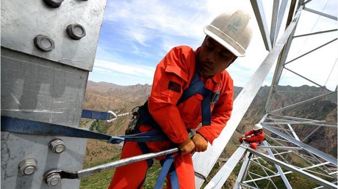 高山大嶺間建設特高壓鐵塔