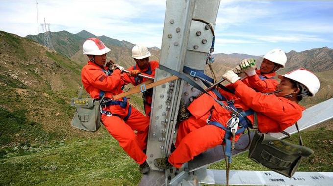 高山大嶺間建設特高壓鐵塔