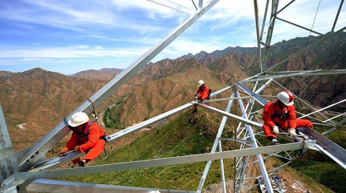 高山大嶺間建設特高壓鐵塔