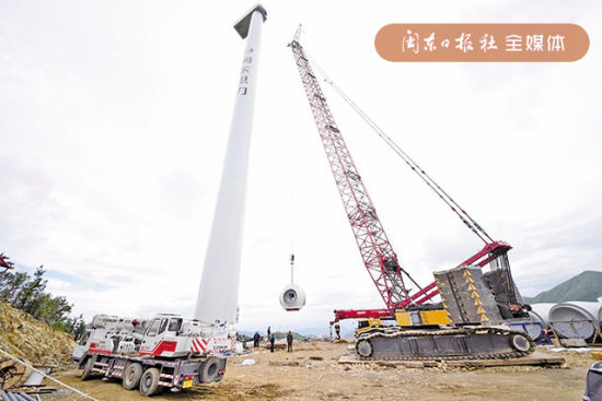 寧德虎貝風電場工程項目：兩臺風力發電機成功吊裝