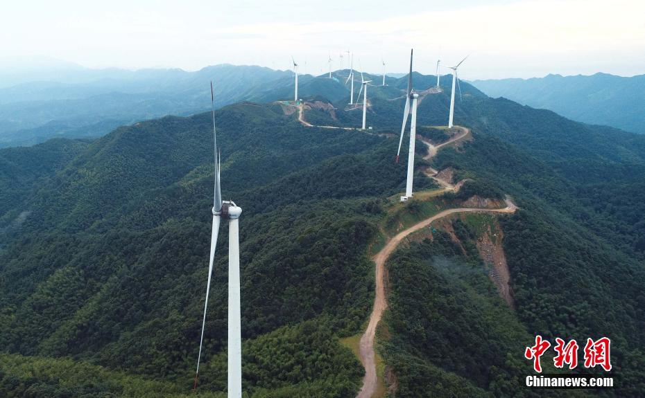 航拍江西泰和高山風(fēng)電項(xiàng)目 風(fēng)機(jī)矗立山脈如巨型"風(fēng)車"