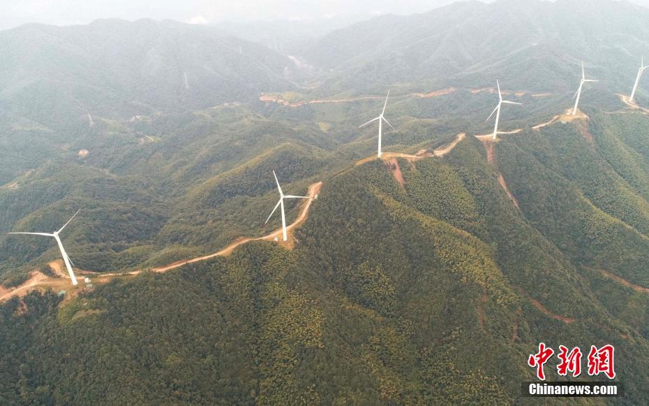 航拍江西泰和高山風(fēng)電項(xiàng)目 風(fēng)機(jī)矗立山脈如巨型"風(fēng)車"