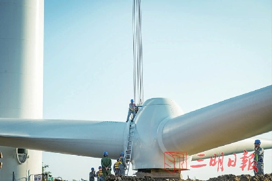 福建三明首個風電項目雞公崠風電完成首臺風機吊裝