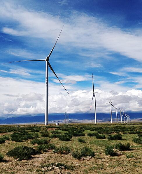 青海燊鴻海南共和49.5兆瓦風電項目首臺風機并網發電